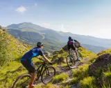 Due ciclisti affrontano un sentiero montano, godendosi un'avventura in bici sulla Via degli Dei.