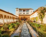 Der Patio de la Acequia im Generalife der Alhambra mit Wasserspielen und Arkaden.