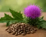 Fleur de chardon-marie violette et graines sur fond boisé. Une image évoquant la cure chardon marie et ses bienfaits naturels.