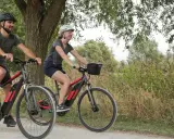 Para, jadąca na rowerze hybrydowym, co to znaczy? To połączenie wygody i wszechstronności, idealne na wycieczki po ścieżkach i drogach.
