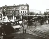 Straßenbahn und Pferdegespanne beleben eine geschäftige Stadtkreuzung, ein Zeichen für den wachsenden urbanisierungsgrad deutschland.