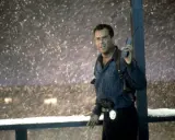 Bruce Willis som John McClane, mitt i snöstormen, med en gammal mobiltelefon i handen. En ikonisk scen från rollistan i Die Hard 2.