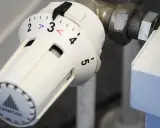 Detalle de la instalación de válvulas termostáticas para radiadores, con dial Danfoss.