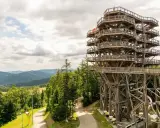 Wieża widokowa w Krynicy Zdroju, otoczona zielonymi górami, zaprasza do podziwiania panoramy Beskidu Sądeckiego.
