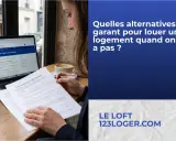 Une personne étudie des documents sur la recherche d'un logement sans emploi ni garant. Le texte sur l'écran et les papiers suggère des alternatives.