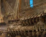 Vasa, ett imponerande krigsfartyg, visar upp detaljerad träsnideri. Här är fakta om Vasaskeppet.
