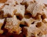 Deliciosas galletas caseras de pueblo con forma de estrella, espolvoreadas con azúcar glas. Perfectas para acompañar un café.