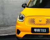El llamativo Leapmotor T03 amarillo, con su distintivo frontal y logo, listo para la aventura urbana.