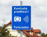 Niebieski znak informuje o kontroli prędkości. Fotoradar łapie kierowców przekraczających dozwoloną prędkość.