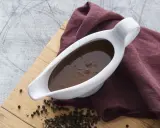 En vit såsslev fylld med mustig brunsås, redo att förhöja din middag. Ett perfekt brunsås recept för alla tillfällen.