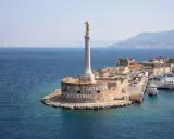 Il terminal crociere Messina con la statua dorata del Redentore che benedice la città.
