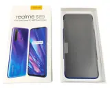 Pudełko z telefonem realme 5 Pro, z widocznym na opakowaniu modelem i specyfikacją, obok niego smartfon w opakowaniu.