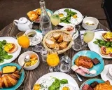 Un festin parisien : œufs Bénédicte, croissants, jus d'orange et café. Une spécialité parisienne pour un brunch gourmand.