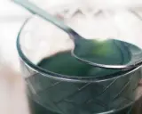 Zielony płyn w szklance z łyżeczką. Chlorofil na co pomaga? Wzmacnia odporność i oczyszcza organizm.