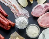 Kiełbaski, boczek, kotlety, śmietana, masło i mleko – produkty bogate w kwasy tłuszczowe nasycone.