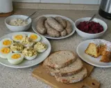 Tradycyjne śniadanie wielkanocne: jajka faszerowane, biała kiełbasa, chrzan, ćwikła, chleb i babka.