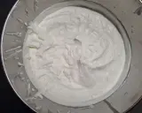 Crème diplomate mascarpone onctueuse dans un bol en métal, prête à garnir un dessert.