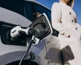 Cargando un coche eléctrico. Descubre cuanto se ahorra con un coche eléctrico y disfruta de la movilidad sostenible.