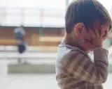 Niño con las manos en la cara, parece abrumado. A veces, mi hijo me genera ansiedad.