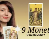 Kobieta z kartami tarota, w tym z kartą 9 monet, zaprasza do odkrycia znaczenia tej karty.