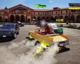 Żółta taksówka wykonuje szalony drift, zostawiając za sobą dym i zielone płomienie. Gra w stylu crazy taxi.
