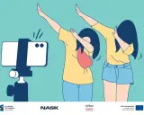 Dwie dziewczyny nagrywają filmik na telefonie, wykonując popularny taniec. To ich sposób na pokazanie, co to znaczy **challenge** w internecie.