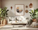 Salon w stylu scandi boho: jasna sofa, dużo roślin, plecione donice, makrama i obraz z geometrycznymi kształtami.