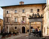 Piazza del Popolo a Montepulciano: cosa vedere? La fontana con i leoni e lo stemma mediceo, edifici storici e un'atmosfera incantevole.