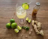 Erfrischender **Gingerbier**-Cocktail mit Limetten, Minze und frischem Ingwer.