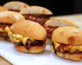 Små, saftiga hamburgare med smält ost och karamelliserad lök. Ett perfekt hamburgare recept för en festlig tillställning.