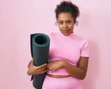Frau mit Yogamatte fragt sich, warum nehme ich trotz Sport nicht ab.