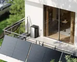 Solceller på en balkong, med en **longi 410w full black** panel i förgrunden. En laddbox står bredvid.