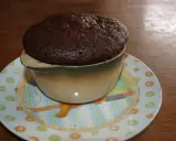 Puszyste ciasto czekoladowe z mikrofali w kubku, na talerzyku z motywem misia.