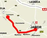 Mapa z zaznaczonym czerwonym szlakiem wygasłych wulkanów, łączącym Leszczynę z Jaworem. Widać też Legnicę i Złotoryję.