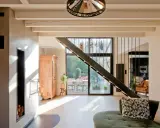 Rénovation d'une maison année 70 : avant, un style désuet ; après, un espace lumineux avec escalier moderne, poêle design et vue sur jardin.