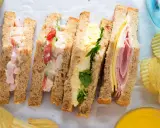 Cuatro bocadillos saludables para el cole: de gambas, pollo y tomate, huevo y espinacas, y jamón y queso.