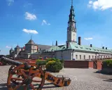 Dwa zabytkowe działa na murach obronnych Jasnej Góry, gotowe do obrony.