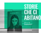 Copertina del libro "Valentina Mira X" con una giovane donna che fuma. Sfondo con libri e testo "Storie che ci abitano".