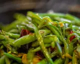 Haricots verts sautés avec des piments rouges, un plat simple et savoureux, parfait pour une recette haricot vert rapide.