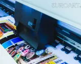 Drukarka wielkoformatowa z technologią eco solvent tworzy żywe wydruki.
