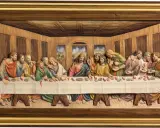 Relief sculpté de la Cène, montrant Jésus et ses disciples autour d'une longue table. Les personnages sont représentés avec des expressions variées.
