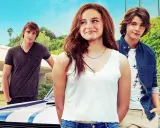 Elle, Noah i Lee przed budynkiem, jakby z filmu "The Kissing Booth".