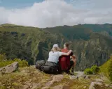 Ein Paar genießt die Aussicht auf die Berge Madeiras. Ein perfekter Moment beim Wandern, um die Sehenswürdigkeiten der Insel zu erleben.