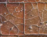 Detalle de azulejos de terracota rotos, listos para reparar.