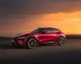 Le SUV rouge Xiaomi Yu7, aux lignes futuristes, se dresse sur un tarmac sous un ciel orangé spectaculaire.
