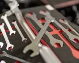 Un juego de llave inglesa medidas organizadas en un estuche negro con detalles rojos.