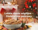 Miseczka z bakaliami i ziarnami, idealna do zdrowych przepisów na święta bożego narodzenia. W tle choinka i kominek.