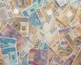 Stos banknotów 200 zł, 50 zł i 20 zł. Idealna darowizna dla żony w trakcie małżeństwa, by spełnić jej marzenia.