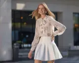 Idealna bluzka do białej spódnicy? Odkryj modne zestawy!