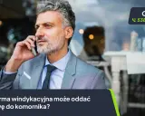 Mężczyzna w garniturze rozmawia przez telefon, zastanawiając się, czy firma windykacyjna może oddać sprawę do komornika.